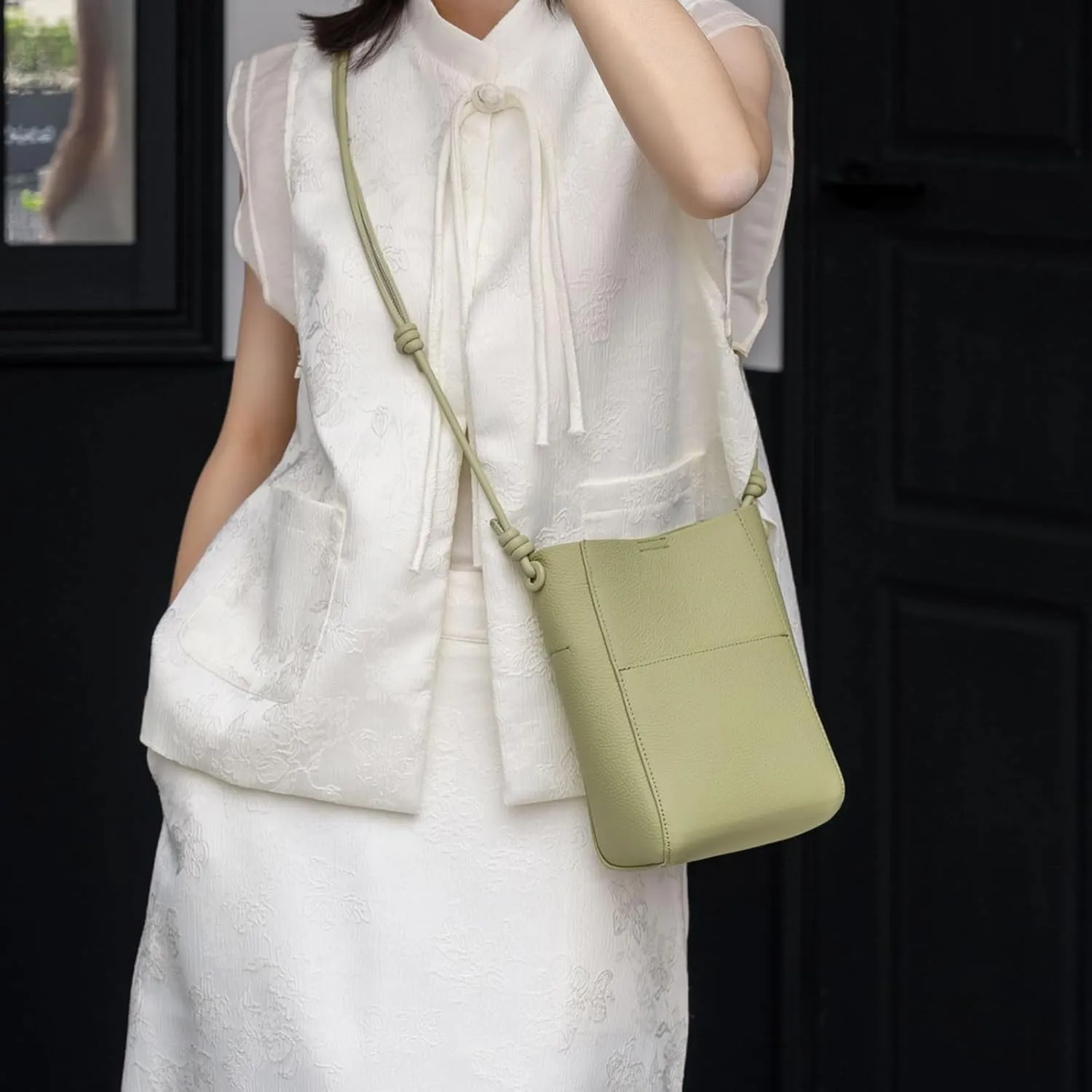 Head layer cowhide bag for women,lightweight and simple tote,bucket crossbody bag, adjustable drawstring shoulder Bag.