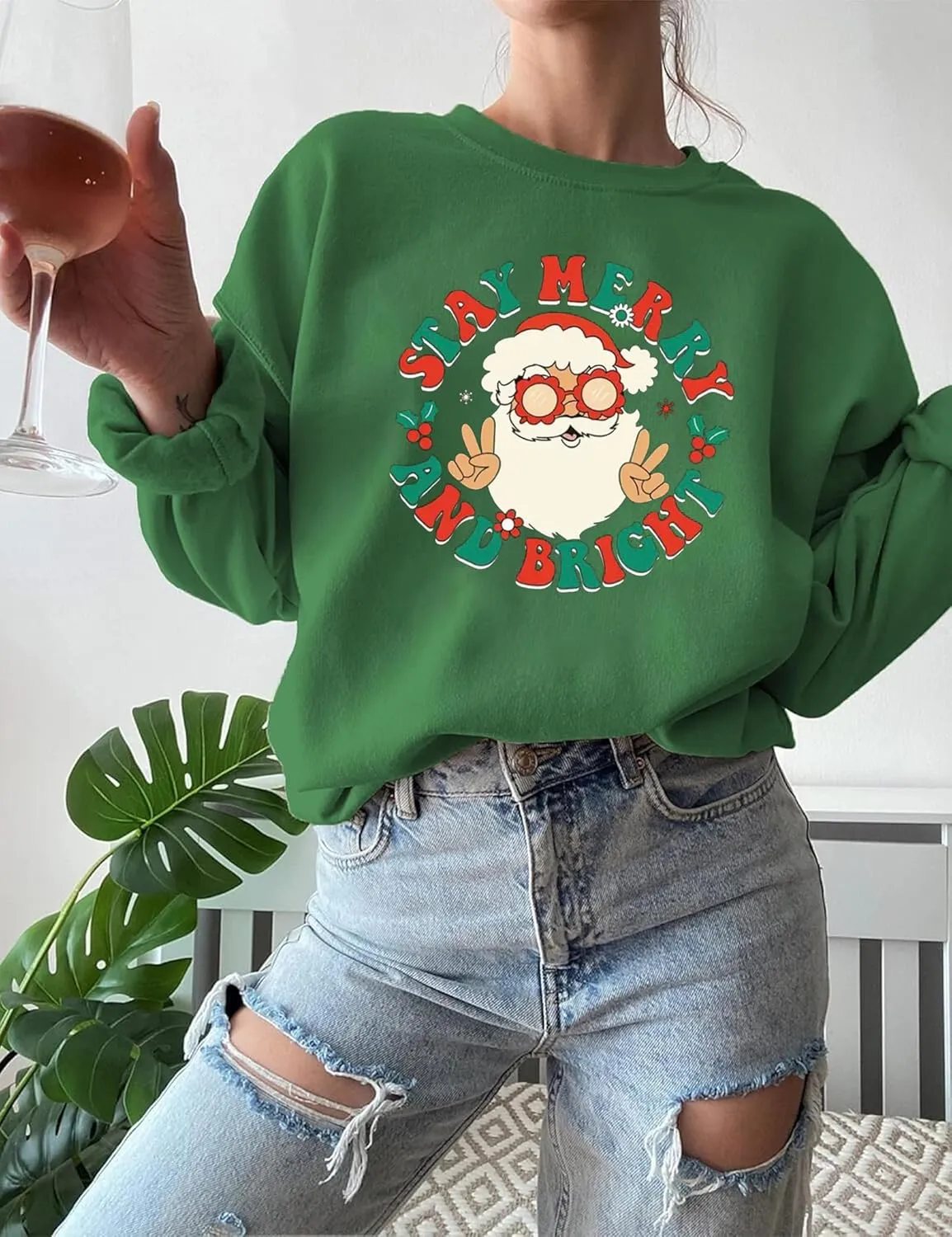 Women Christmas Sweatshirt Stay Merry and Bright Shirts Retro Santa Graphic Long Sleeve Crewneck Pullover Xmas Oversize Tops
