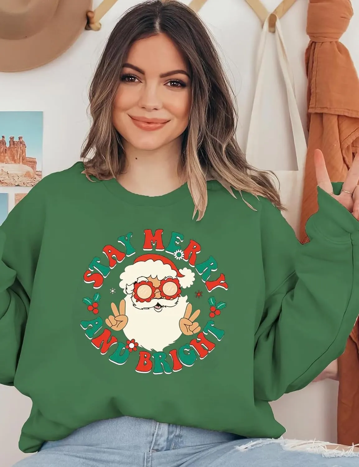 Women Christmas Sweatshirt Stay Merry and Bright Shirts Retro Santa Graphic Long Sleeve Crewneck Pullover Xmas Oversize Tops