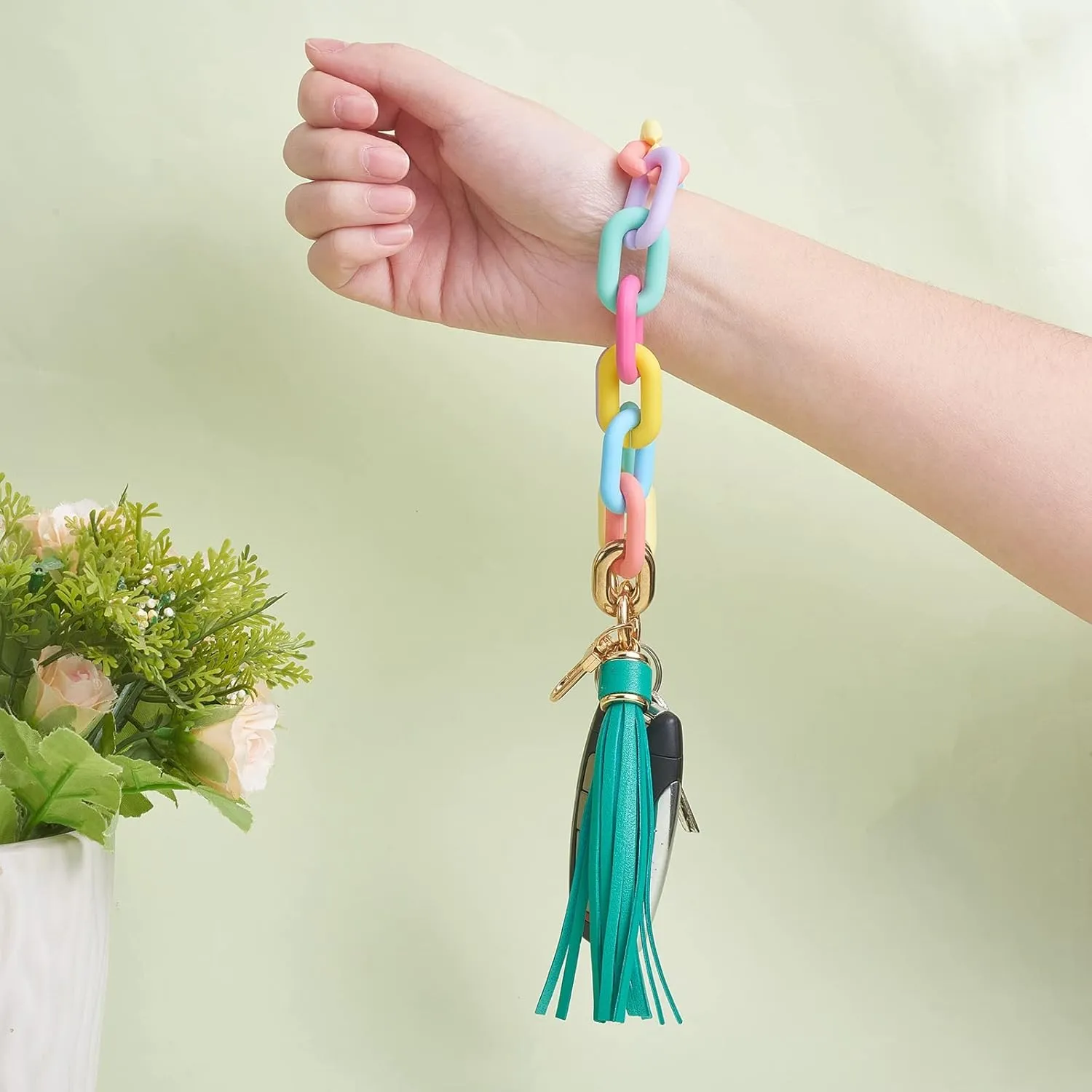Wristlet Keychain Acrylic Chain Link Key Ring Bracelet for Women Cute Boho Car Keychain Holder with Tassel